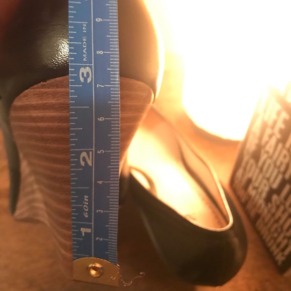 HOST PICK BP Black Ruffle Toe Leather Wedges Size 10 - Picture 7 of 7